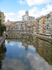 Català: Vista típica de les cases sobre el riu Onyar Italiano: Vista tipica delle case sul fiume Onyar.