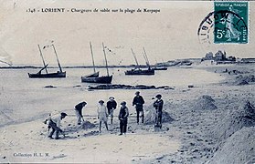 Chargeurs de sable sur la plage de Kerpape.jpg