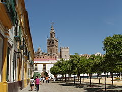 Español: La Giralda desde el Patio de banderas del Alcázar Français : La Giralda depuis le Patio de Banderas de l'Alcázar English: The Giralda from the Patio de Banderas of the Alcázar