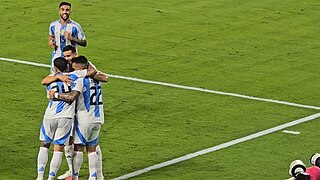 Argentina 2-0 Perú - Copa América 2024 - Abrazos y celebraciones.jpg