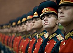 Третье место: The Russian military honor guard welcomes U.S. Navy Adm. Mike Mullen, chairman of the Joint Chiefs of Staff, during a wreath-laying ceremony at the Tomb of the Unknown Soldier in Moscow, Russia, June 26, 2009. Mullen is on a three-day trip to the country, meeting with counterparts and touring the Russian military academy. (POTD) – Атрибуция: MC1 Chad J. McNeeley. (PD US Navy)