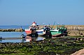 Trois chalutiers échoués à marée basse dans le port de Barfleur