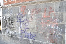 Grafitis feministas en la fachada del edificio municipal del PRI en Puebla 01.jpg