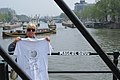 2009-06-27 #00380 Lady „Antje“ :-) on the Magere Brug over the river Amstel in Amsterdam presents the white Free Travel-Shirt