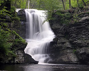 Primer plano de la Cascada Fulmer en el área de recreación infantil de las Montañas Pocono.