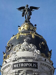 La Victoria alada de Federico Coullaut corona la cúpula. En el centro alegoría de Mariano Benlliure / Federico Coullaut's Winged Victory crowns the dome. In the center allegory by Mariano Benlliure