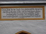 Deutsch: Inschrift an der Kirche in Bedheim, Thüringen