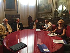 Mauricio Valiente visita la exposición sobre Rafael María de Labra en el Ateneo 02.jpg