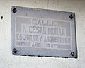 Placa de la calle Padre César Morán, arqueólogo y etnógrafo nacido aquí