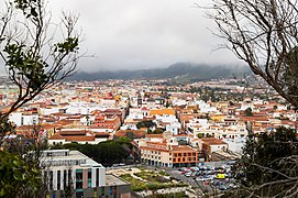 Blick auf San Cristóbal de La Laguna aus der Aussichtsplattform Mirador De San Roque auf Teneriffa, Spanien (48225362971).jpg