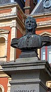 Photo de la statue de l'amiral Bouvet au centre de Saint-Servan.jpg