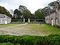 Manoir de la Coudraie, cour intérieure et grille d'entrée.