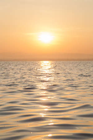 Amanecer en la mañana. En frente de las presas de almacenamiento de agua. Y cielos despejados en la mañana. Foto de archivo