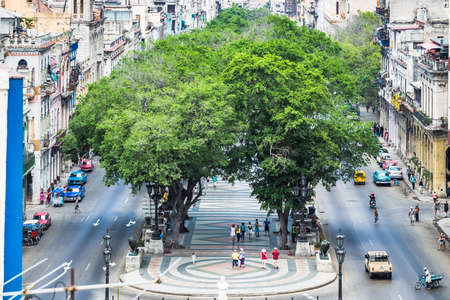 La Habana / Cuba - 04.15.2015: El Parque Central (Parque centrale) con árboles a ambos lados, disparado desde arriba Foto de archivo