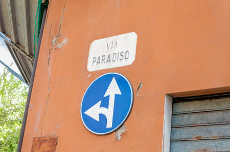 Italia - la ciudad de Forlì. El streetsign de Via del Paradiso (Calle Cielo) Foto de archivo