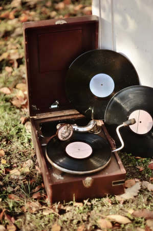 en la hierba con las hojas de otoño viejo gramófono con placas Foto de archivo