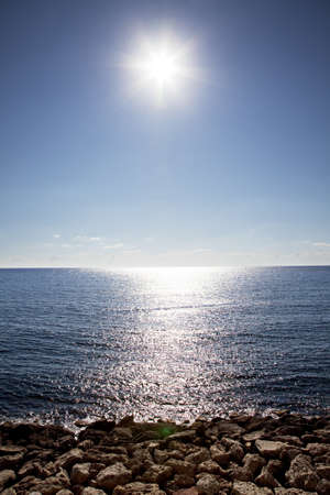 Directa del sol sobre el Mar Mediterráneo, Chipre Foto de archivo