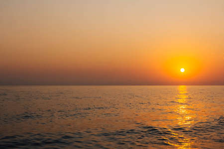 Puesta de sol en el mar. Variedad de colores y matices del sol naciente.