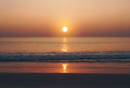 Naturaleza tropical playa limpia puesta de sol cielo tiempo con fondo de luz solar.