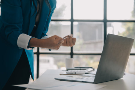 Auditor de documentos comerciales mujer de negocios revisando documentos de búsqueda preparación legal de documentos o informes para análisis tiempo de impuestos documentos contables contrato de datos acuerdo de socio en la oficina del lugar de trabajo