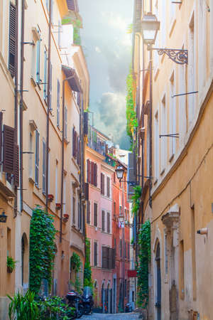 Strada colorata con luce solare a Roma, Italia