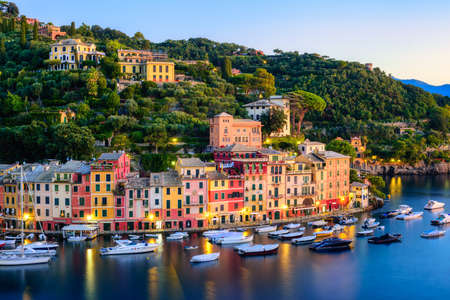 Portofino, Italia, città colorata sulla costa mediterranea della Liguria all'alba