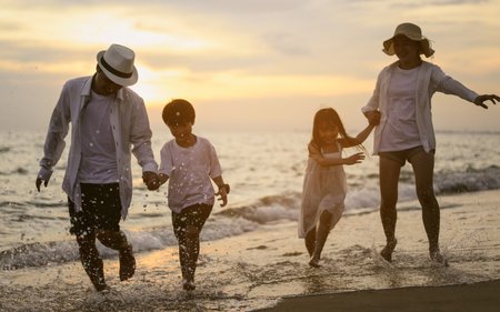 Familia feliz pasando tiempo de vacaciones juntos en la playa, familia con viajes a la playa