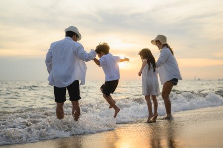 Familia feliz disfrutando juntos en la playa durante las vacaciones