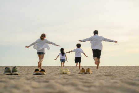 Familia feliz disfrutando juntos en la playa de vacaciones