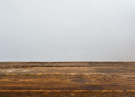 Mesa de madera vacía con fondo blanco en blanco, Foto de archivo