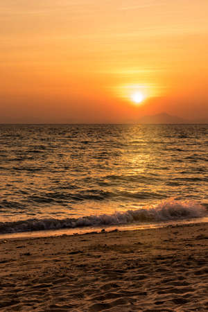 puesta de sol en el estilo vertical de playa casi por la noche Foto de archivo