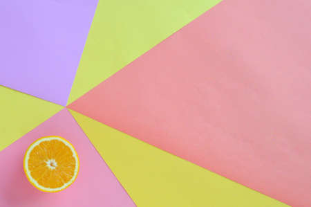 Corte a fruta laranja isolada no fundo colorido para o tempo de verão com espaço para o texto.
