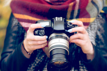 Een jonge vrouw houdt een camera vast. Stockfoto