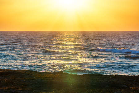 Playa a orillas del mar, sol cálido y brillante