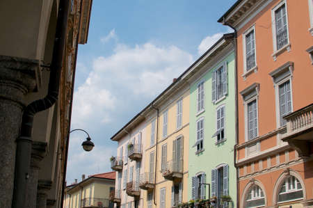 Como, Lombardia, Italia - 6 luglio 2019 : Vista di alcune belle facciate di edifici color pastello nel centro della città di Como in Italia Archivio Fotografico