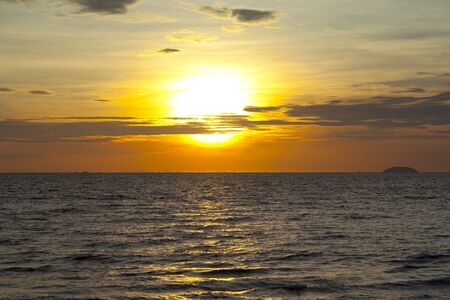 Puesta de sol sobre el mar