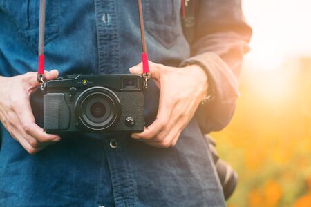 man hand vasthouden retro foto camera outdoor hipster Lifestyle