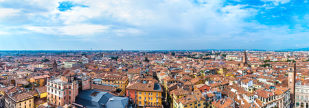 Veduta aerea di Verona in una giornata estiva, Italia Archivio Fotografico