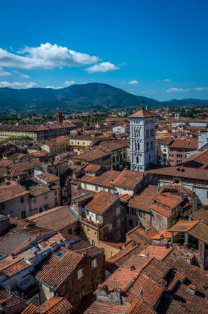 Vista sulla pittoresca città vecchia con la Basilica di San Michele dalla Torre delle Ore a Lucca. Italia Archivio Fotografico