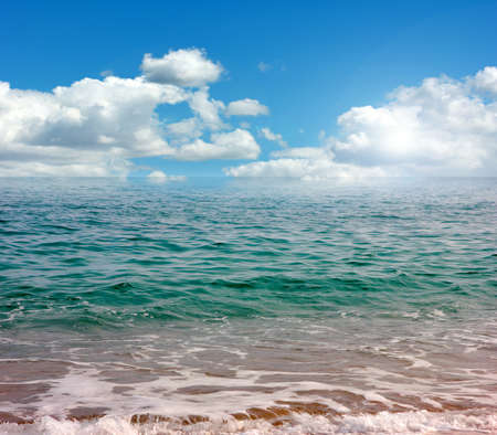 Bela praia de areia e ondas transparentes do Mar Mediterrâneo