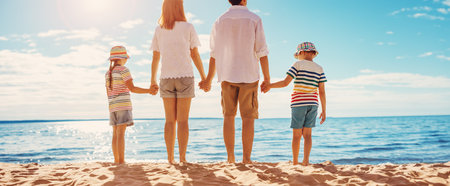 Madre y padre con sus hijos de pie en la playa del resort.