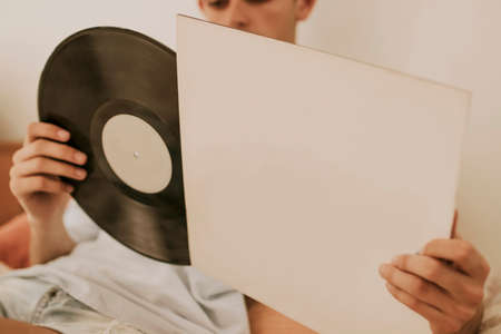 jóvenes en casa con el álbum de música vintage