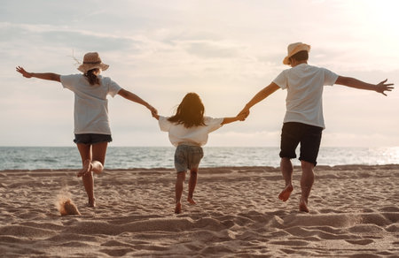 Feliz familia asiática disfruta de la playa del mar, padre, madre e hija divirtiéndose jugando en la playa en las vacaciones de verano en la playa del océano, familia feliz con el concepto de estilo de vida de vacaciones Foto de archivo