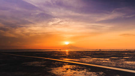 Puesta del sol en la playa y el mar con el cielo crepuscular cuando la marea del neap en Tailandia. Concepto de inspiración.