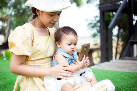 Las niñas están interesadas en aprender cosas nuevas en ipad. Foto de archivo