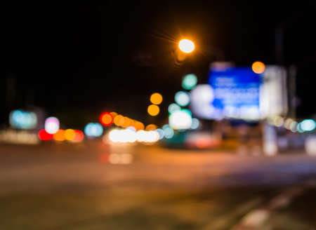 imagem de borrão rua bokeh com luzes coloridas quentes na hora da noite para uso de fundo. Banco de Imagens