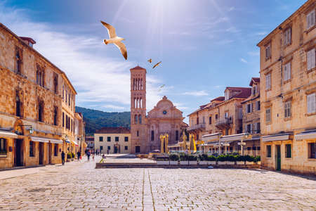 Piazza principale nel centro storico medievale di Hvar con il volo del gabbiano. Hvar è una delle destinazioni turistiche più popolari in Croazia in estate. Piazza centrale Pjaca della città di Hvar, Dalmazia, Croazia. Archivio Fotografico