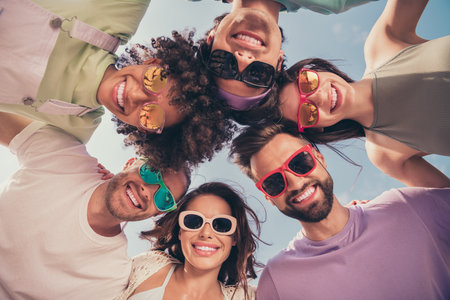 Vista de ángulo bajo foto de alegres mejores amigos abrazar tomar retrato llevar gafas de sol ropa casual naturaleza verano playa junto al mar Foto de archivo