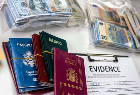 Diferentes pasaportes dados de baja en la unidad de investigación policial, imagen conceptual