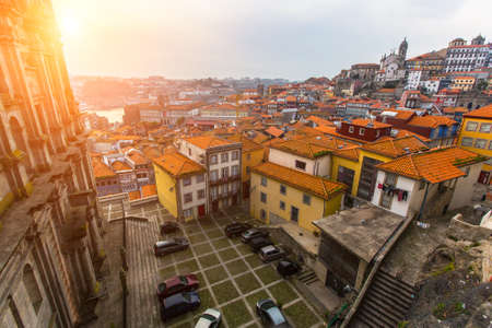 Una de las calles del casco antiguo de Oporto, Portugal.